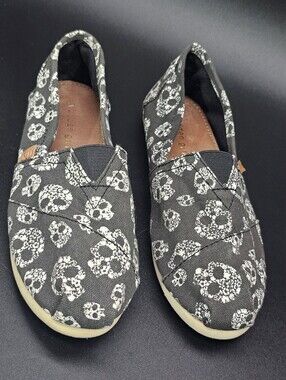 Madden Girl Women's Casual Skull-Print Slip-On Flats in Black